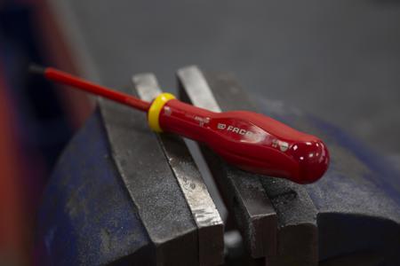 AT4X100VE Facom Slotted Insulated Screwdriver 0.8 x 4 mm Tip 100 mm Carbon Steel, VDE/1000V Approved