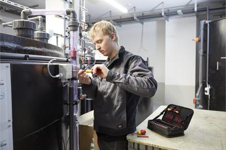 43465 Wiha Tools 32 Piece Electricians Tool Kit with Bag, VDE Approved