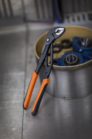 7224 Bahco 250 mm Push Button Water Pump Pliers Flat and Pipe Grip; Slip Joint with 69/71mm Jaw Capacity