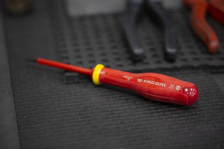 AT3-5X75VE Facom Slotted Insulated Screwdriver 0.6 x 3.5 mm Tip 75 mm Carbon Steel, VDE/1000V Approved
